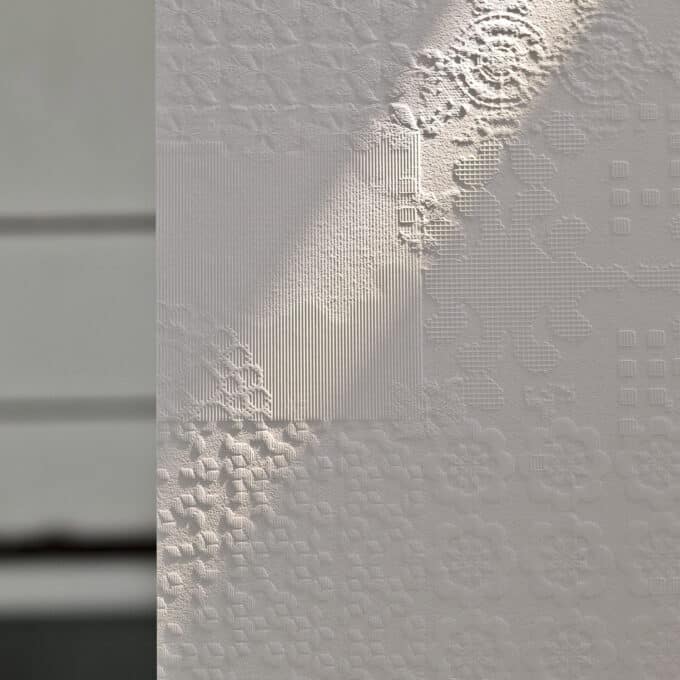 Carrelage décoratif blanc cassé Mutina Déchirer DÉCOR BIANCO 120x120