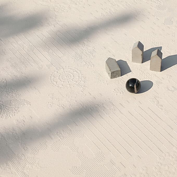 Carrelage décoratif blanc cassé Mutina Déchirer DÉCOR BIANCO 120x120