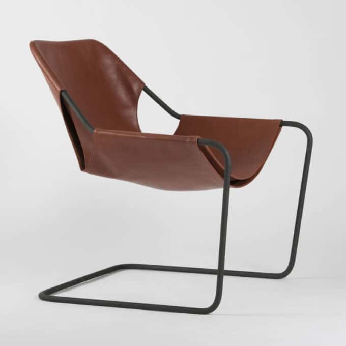 Fauteuil en acier carbone phosphaté et cuir pleine fleur PAULISTANO