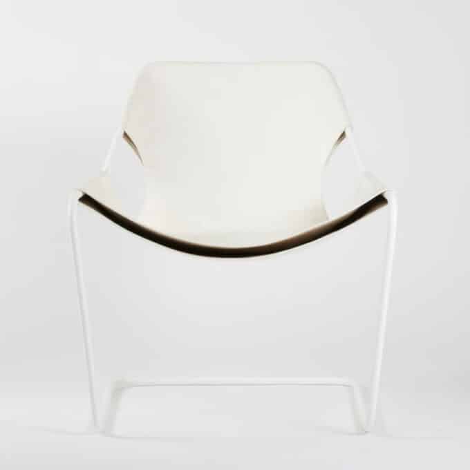 Fauteuil en acier carbone époxy blanc et cuir pleine fleur PAULISTANO