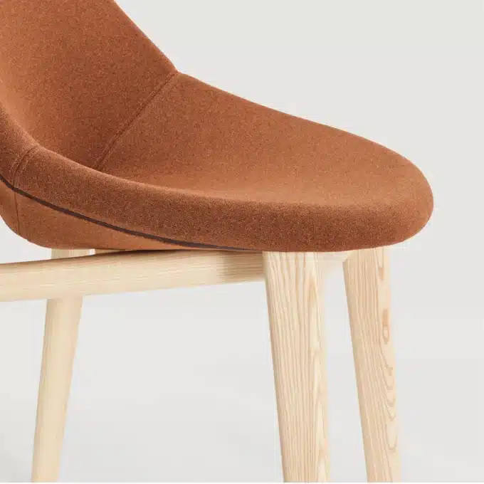 Chaise en bois de frêne naturel et tissu Capdell LEIZU 2411WT