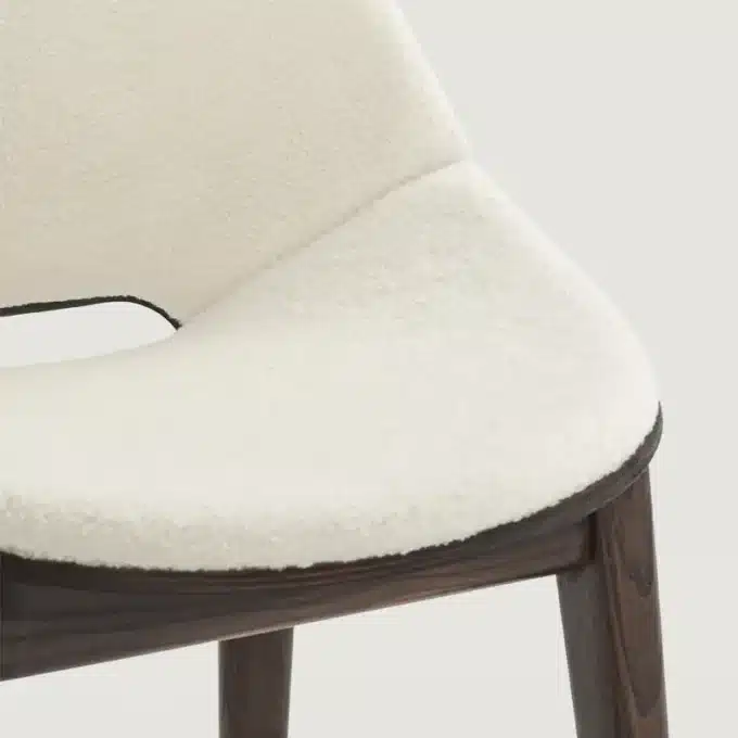 Chaise en bois de frêne teinté et tissu bouclette Capdell LEIZU 2411WP