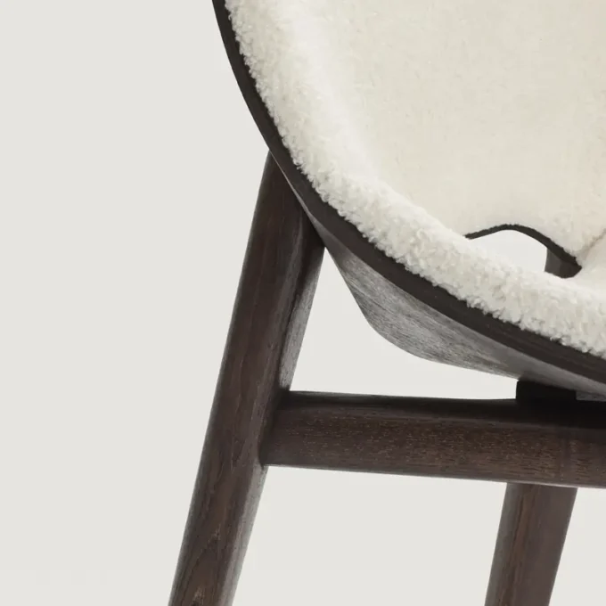 Chaise en bois de frêne teinté et tissu bouclette Capdell LEIZU 2411WP