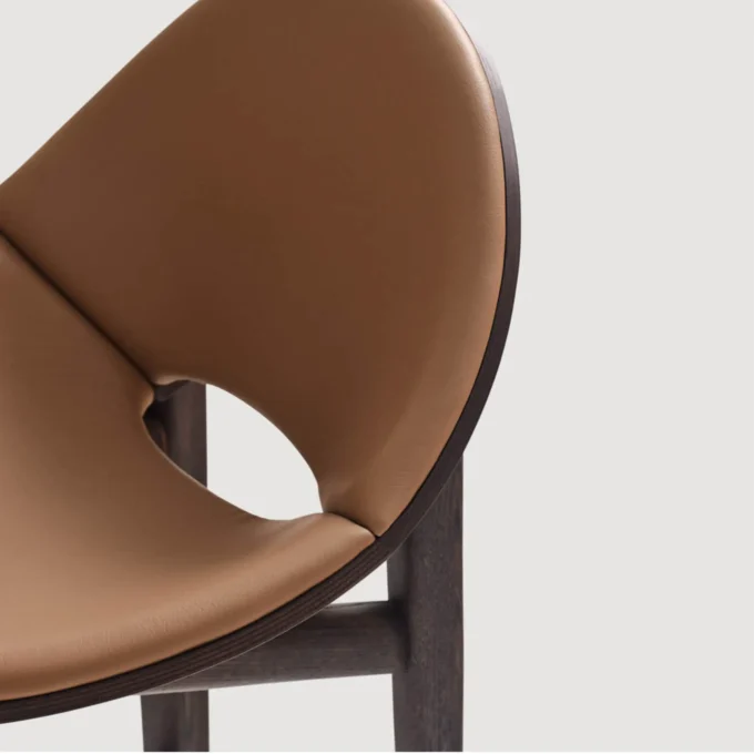 Tabouret en frêne teinté brun et cuir Capdell LEIZU 2419WP