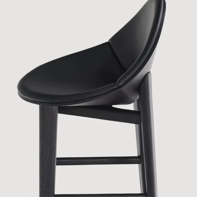 Tabouret en frêne teinté noir et cuir Capdell LEIZU 2419WP