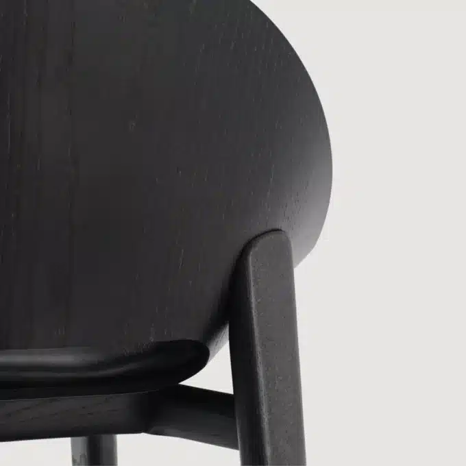 Tabouret en frêne teinté noir et cuir Capdell LEIZU 2419WP