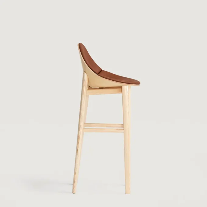 Tabouret en frêne naturel et cuir Capdell LEIZU 2419WP