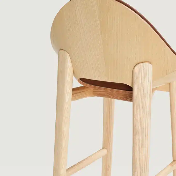 Tabouret en frêne naturel et cuir Capdell LEIZU 2419WP