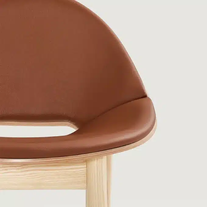 Tabouret en frêne naturel et cuir Capdell LEIZU 2419WP