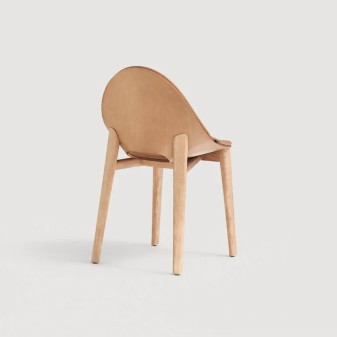 Chaise en bois de frêne et cuir Capdell LEIZU 2411WP