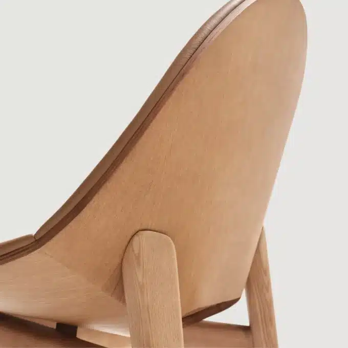 Chaise en bois de frêne et cuir Capdell LEIZU 2411WP