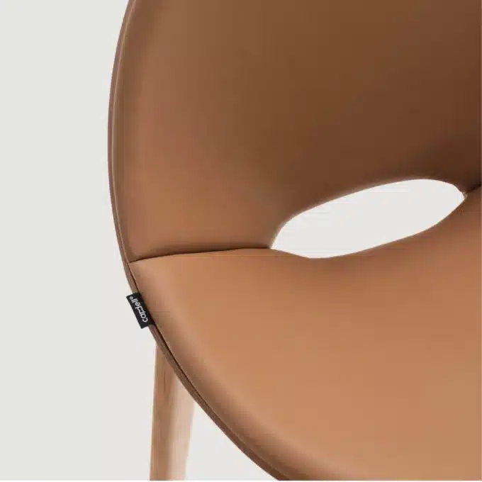 Chaise en bois de frêne et cuir Capdell LEIZU 2411WP