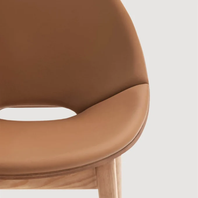 Chaise en bois de frêne et cuir Capdell LEIZU 2411WP