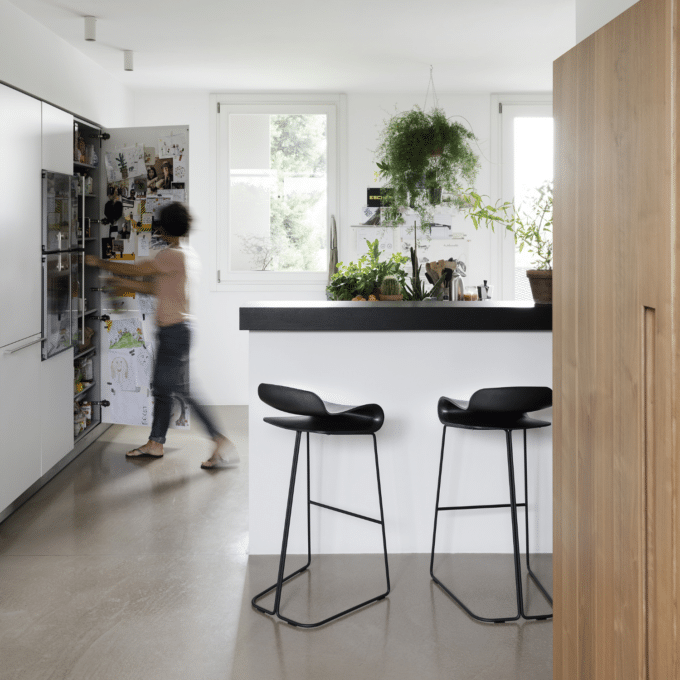 Tabouret bas Kristalia BCN Noir assise h.66 Réf. 05BCN02