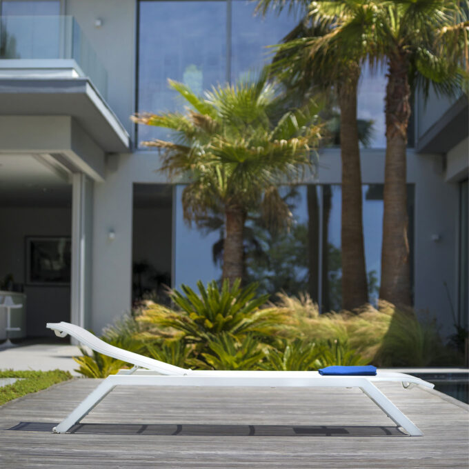 Bain de Soleil AMAKA en Aluminium – Transat Empilable, Inclinable avec Roulettes