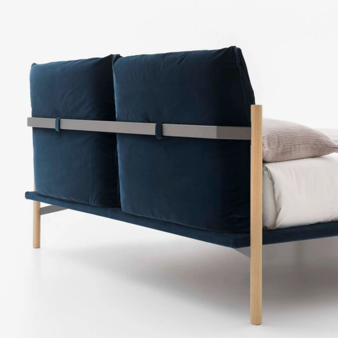 Lit au design épuré avec pieds en bois et cadre en tissu – Modèle ADLT1