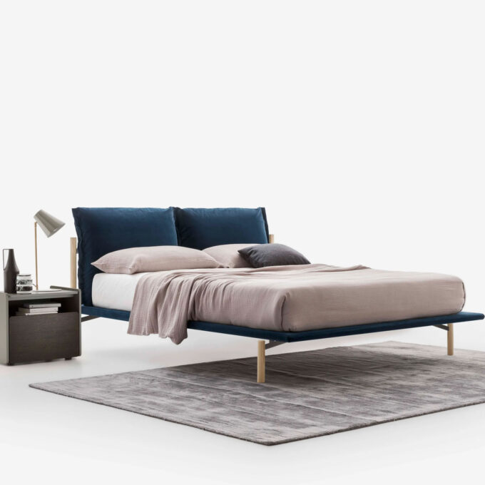 Lit au design épuré avec pieds en bois et cadre en tissu – Modèle ADLT1