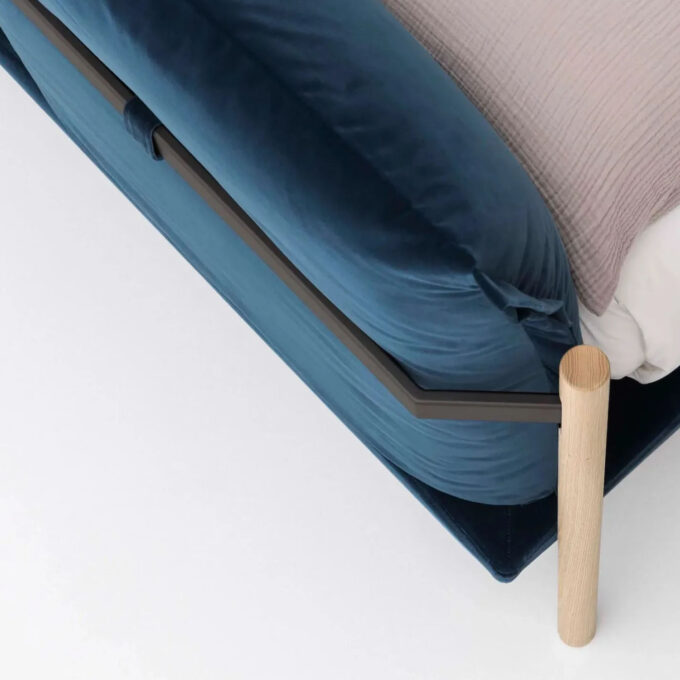 Lit au design épuré avec pieds en bois et cadre en tissu – Modèle ADLT1