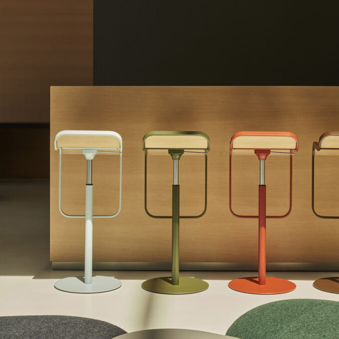 Tabouret réglable design Lapalma LEM – Chromé mat & assise chêne naturel