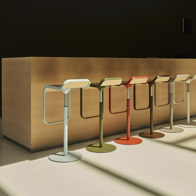 Tabouret réglable design Lapalma LEM – Chromé mat & assise chêne naturel