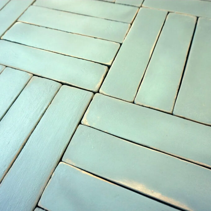 Carreau artisanal en Terre Cuite Émaillée 6x25 cm – Classico Vert Pastel