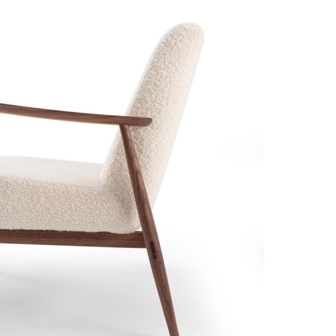 Fauteuil contemporain en noyer et tissu bouclette Nimbus 006 Aska – Gazzda