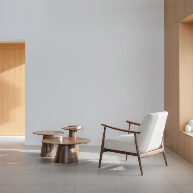 Fauteuil contemporain en noyer et tissu bouclette Nimbus 006 Aska – Gazzda