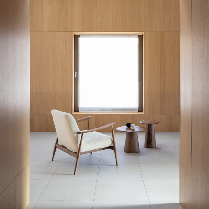 Fauteuil contemporain en noyer et tissu bouclette Nimbus 006 Aska – Gazzda