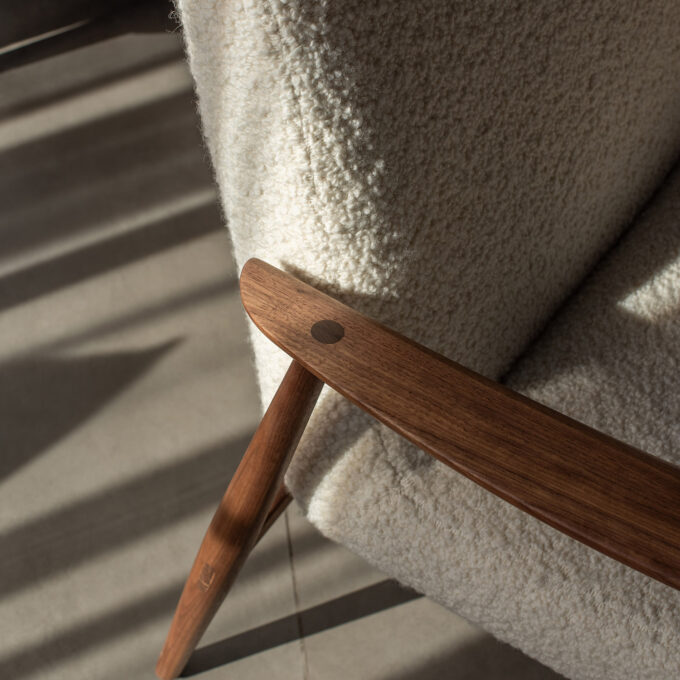 Fauteuil contemporain en noyer et tissu bouclette Nimbus 006 Aska – Gazzda