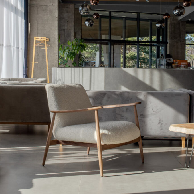 Fauteuil contemporain en noyer et tissu bouclette Nimbus 006 Aska – Gazzda