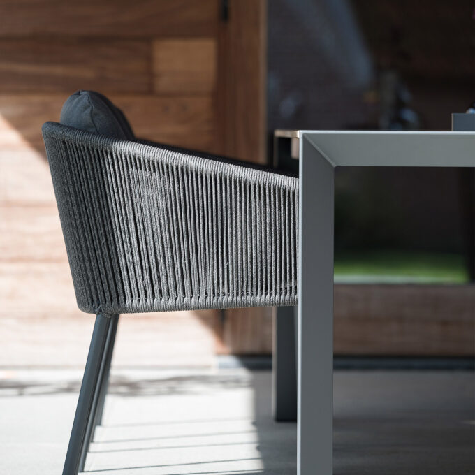 Lot de 2 fauteuils de repas extérieurs Omer – Aluminium lava & corde graphite – Diphano