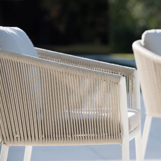 Lot de 2 fauteuils de repas extérieurs Omer – Aluminium blanc & corde mineral – Diphano