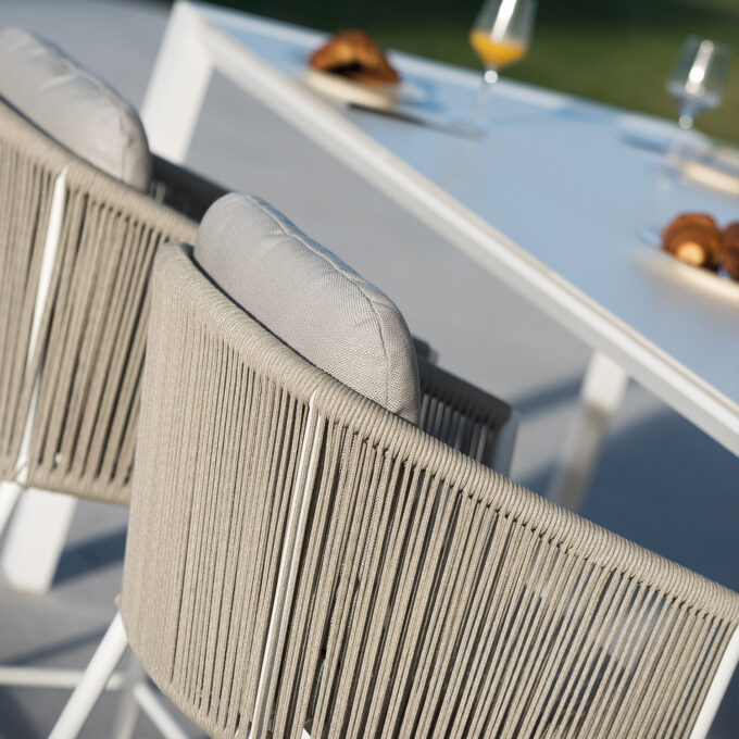 Lot de 2 fauteuils de repas extérieurs Omer – Aluminium blanc & corde mineral – Diphano