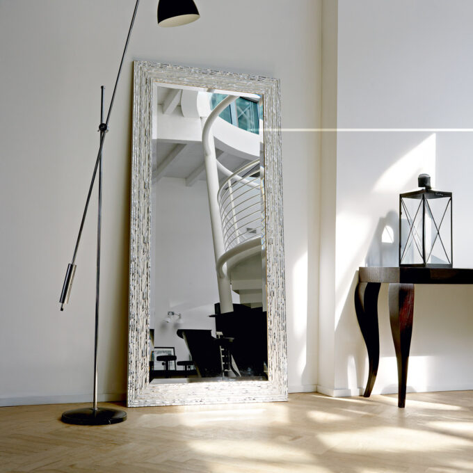 Miroir mural Bold par BMB Italy – Contraste graphique et finition précieuse