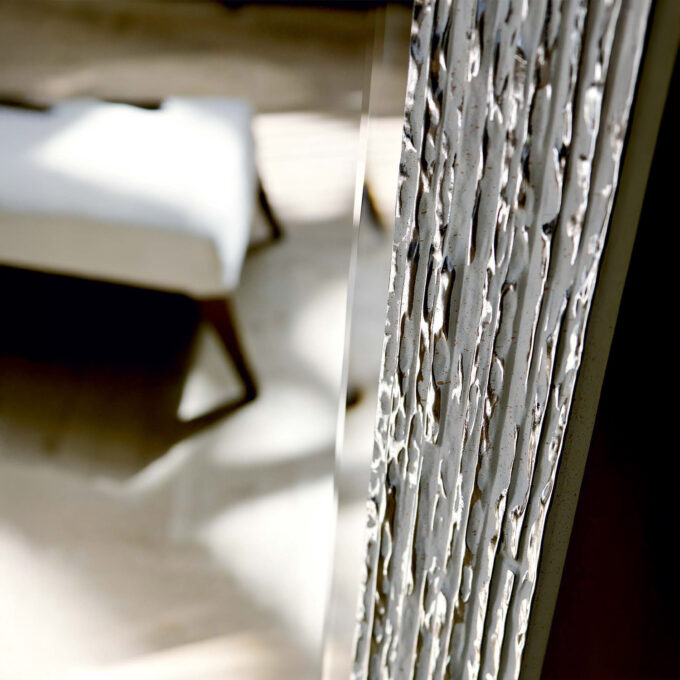 Miroir mural Bold par BMB Italy – Contraste graphique et finition précieuse