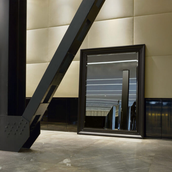 Miroir mural avec cadre en bois doré argent ou laqué noir Cesar par BMB Italy