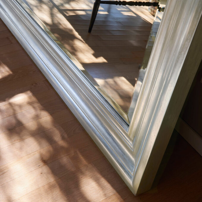 Miroir mural avec cadre en bois doré argent ou laqué noir Cesar par BMB Italy