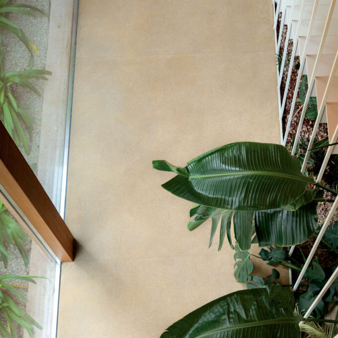 Carrelage grand format ultra-fin – Florim SensiTerre Cottone Grana 120×120 cm – Finition Naturale R10 – 6 mm