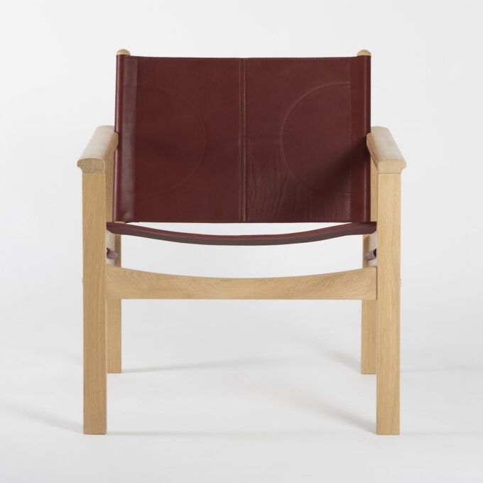 Fauteuil PEGLEV en cuir végétal coloris cognac C1.4 & bois massif chêne B1.1