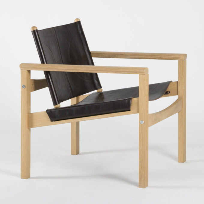 Fauteuil PEGLEV en cuir végétal coloris Macassar C1.3 & bois massif chêne B1.1